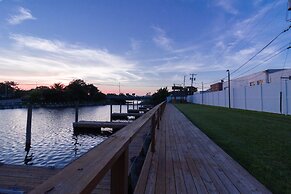 Yachtsman's Cove with 3-Levels