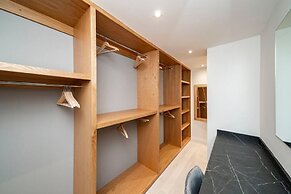 West Queen Street Apt - The Luxe Life
