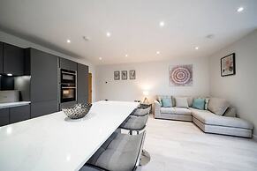 West Queen Street Apt - The Luxe Life