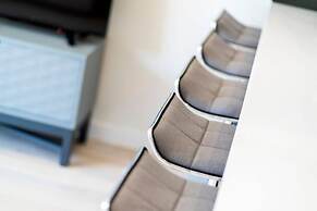West Queen Street Apt - The Luxe Life