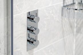 West Queen Street Apt - The Luxe Life