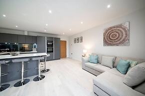 West Queen Street Apt - The Luxe Life