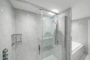 West Queen Street Apt - The Luxe Life