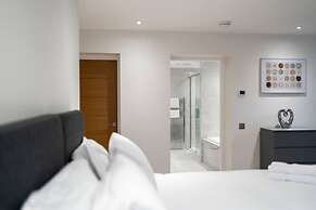 West Queen Street Apt - The Luxe Life
