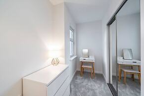 West Queen Street Apt - The Luxe Life