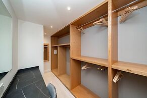 West Queen Street Apt - The Luxe Life