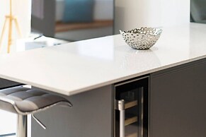West Queen Street Apt - The Luxe Life