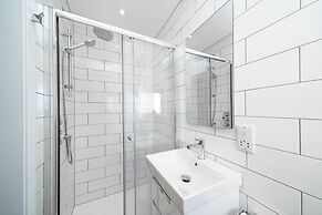 West Queen Street Apt - The Luxe Life