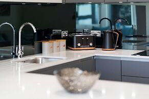 West Queen Street Apt - The Luxe Life