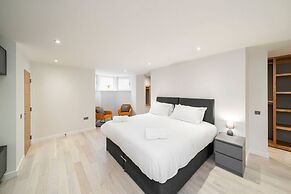 West Queen Street Apt - The Luxe Life