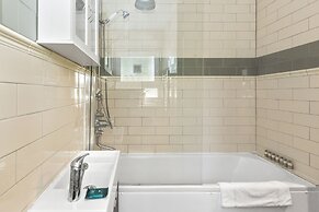 Stylish 1BR Next to Tower Bridge