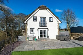 Thatched Cottage - hot tub BBQ and Pool Table