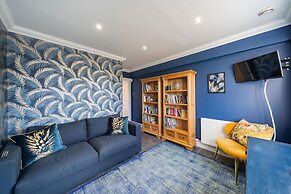 Thatched Cottage - hot tub BBQ and Pool Table