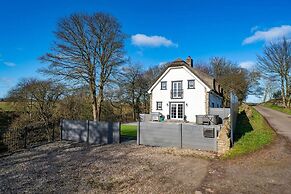 Thatched Cottage - hot tub BBQ and Pool Table