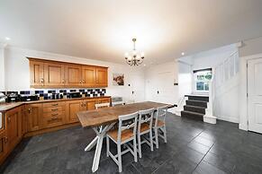 Thatched Cottage - hot tub BBQ and Pool Table