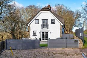 Thatched Cottage - hot tub BBQ and Pool Table