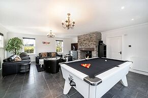 Thatched Cottage - hot tub BBQ and Pool Table