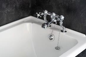 Thatched Cottage - hot tub BBQ and Pool Table