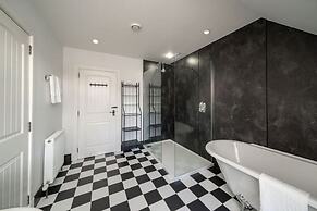 Thatched Cottage - hot tub BBQ and Pool Table