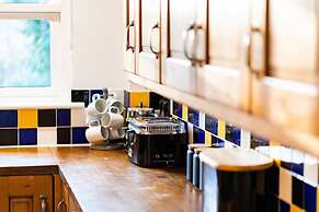 Thatched Cottage - hot tub BBQ and Pool Table