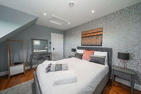 Thatched Cottage - hot tub BBQ and Pool Table