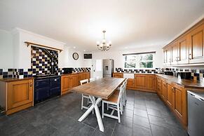 Thatched Cottage - hot tub BBQ and Pool Table