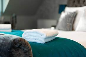 Thatched Cottage - hot tub BBQ and Pool Table