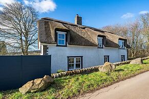 Thatched Cottage - hot tub BBQ and Pool Table