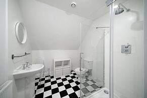 Thatched Cottage - hot tub BBQ and Pool Table