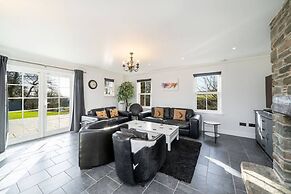 Thatched Cottage - hot tub BBQ and Pool Table