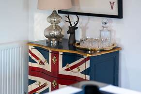 Thatched Cottage - hot tub BBQ and Pool Table