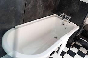 Thatched Cottage - hot tub BBQ and Pool Table