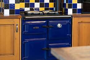 Thatched Cottage - hot tub BBQ and Pool Table