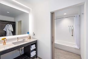 Holman Riverfront Park Hotel Salem, Tapestry by Hilton