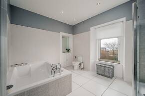 Castle Beach - Spectacular Victorian Villa