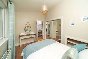 Ferry View Cottage - Private Balcony