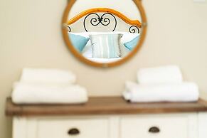 Ferry View Cottage - Private Balcony