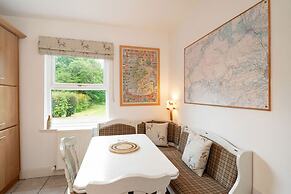 Earnside Cottage - Charming River Views