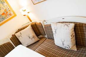 Earnside Cottage - Charming River Views