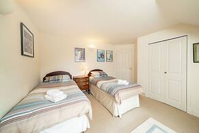 Earnside Cottage - Charming River Views