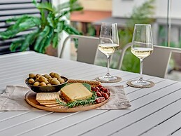 Sanders Only - Lovely 1-bdr Apt With two Balconies