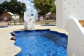 25 Son's Rio Cibolo - Birdhouse Cabin