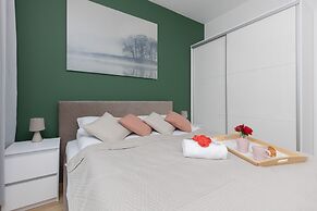 Warsaw Apartment Postępu by Renters