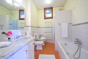 Villa Faccioli Limone With Shared Pool