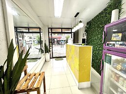 Super OYO 910 Sabaidee Suites