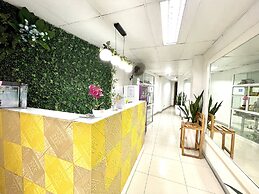 Super OYO 910 Sabaidee Suites