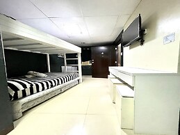 Super OYO 910 Sabaidee Suites