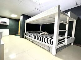 Super OYO 910 Sabaidee Suites