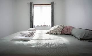 Cozy 3-bedroom Home in Luton