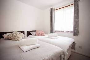 Cozy 3-bedroom Home in Luton